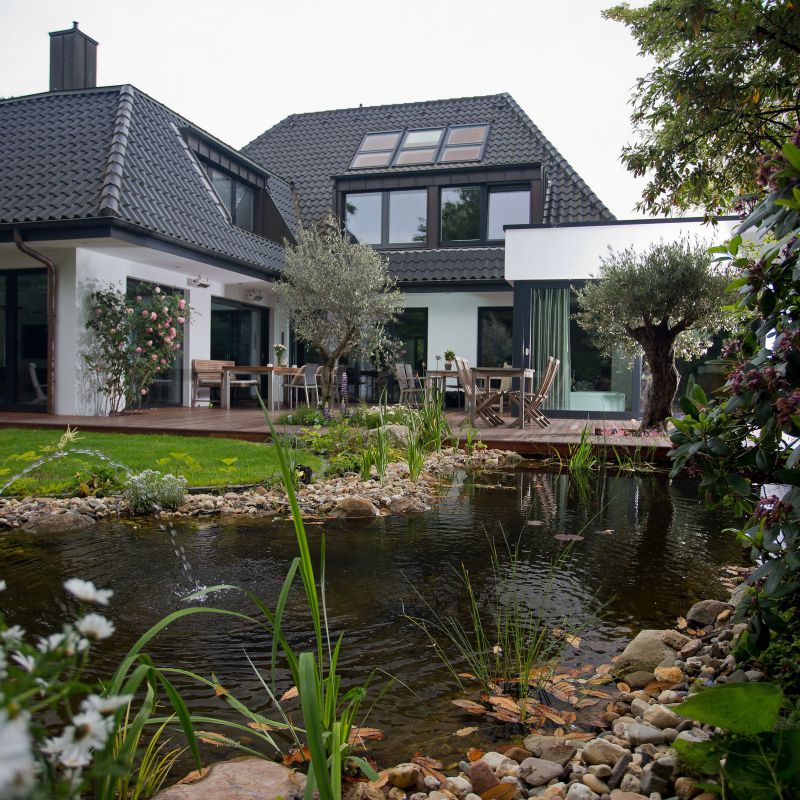 2.6 Holz und Wasser spielen die Hauptrolle im Naturgarten in Düsseldorf