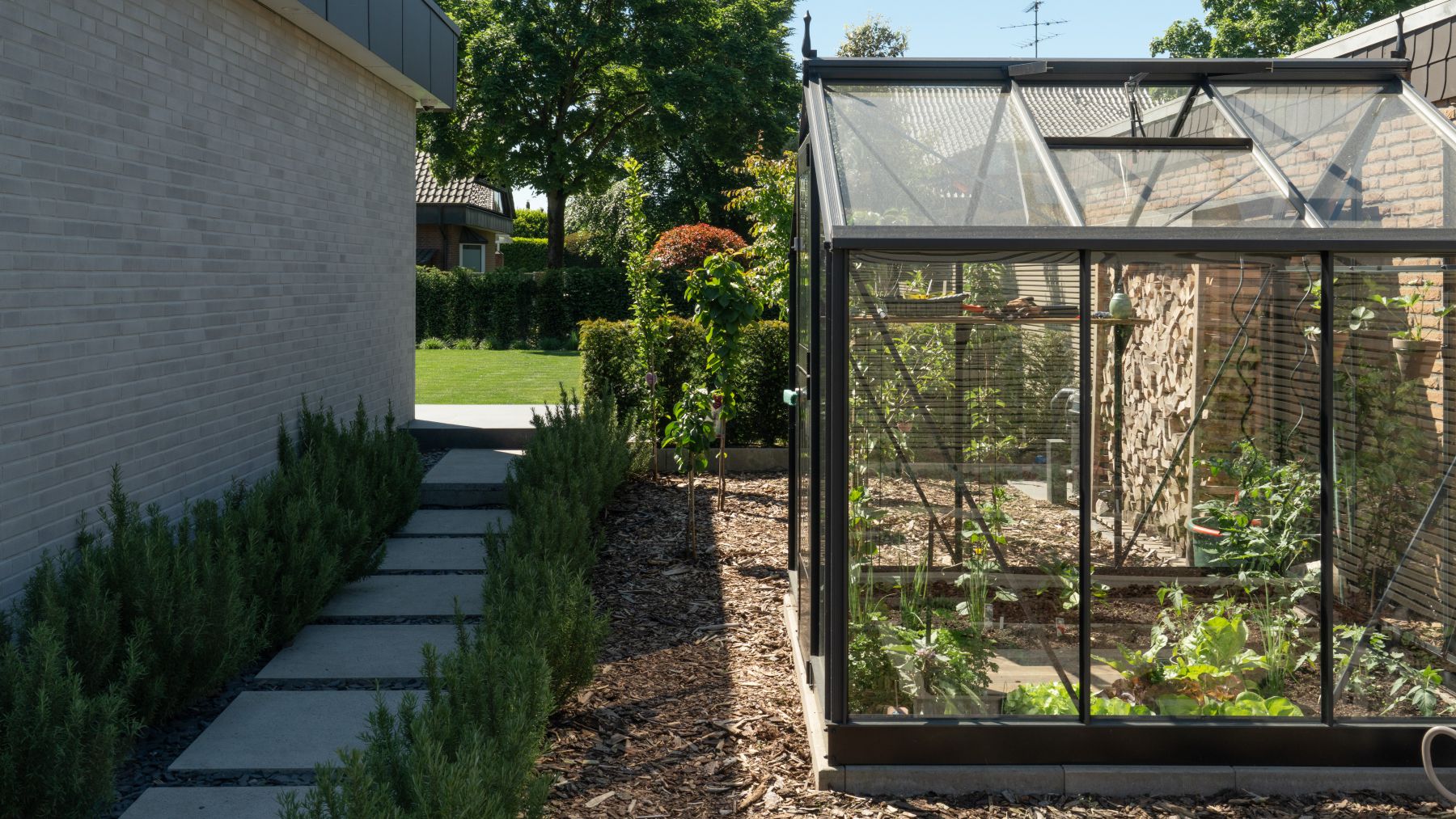 9.1 Zeitgemäßes Wohnen – moderner Garten mit Teich und lebendiger Atmosphäre in Bocholt