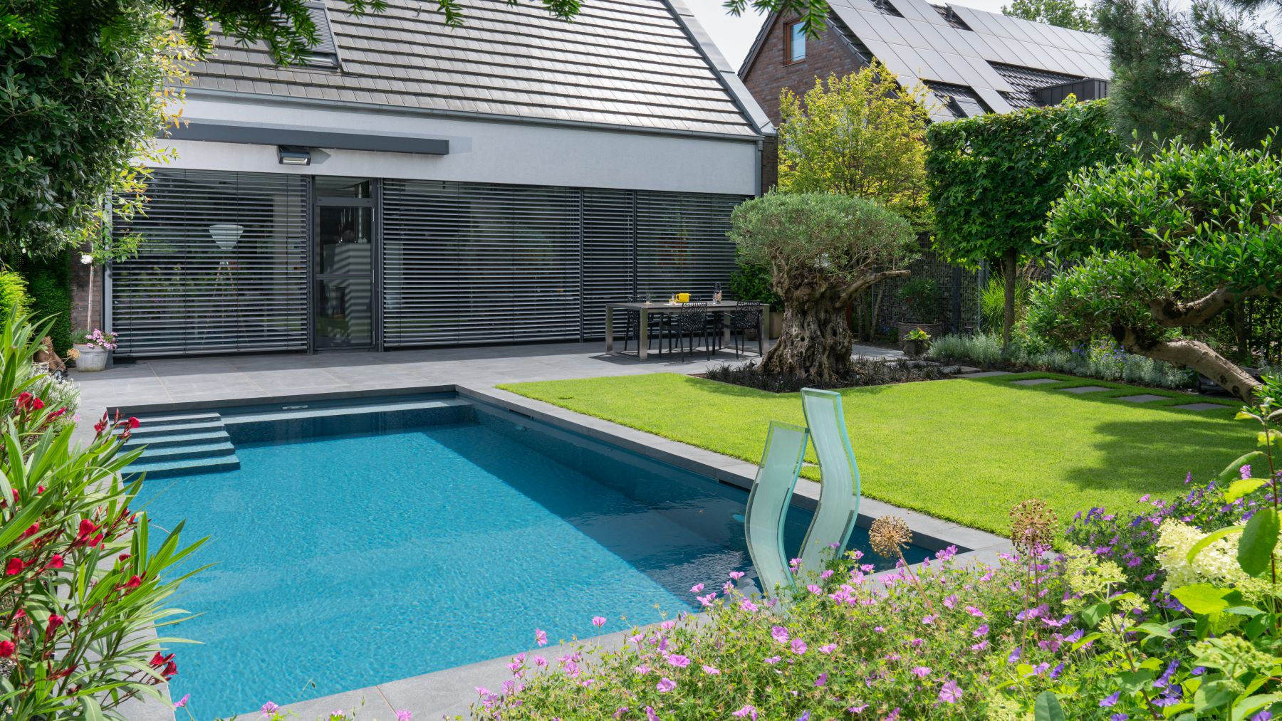 8.3 Harmonischer Garten mit Pool und Sauna für erholsame Momente in Borken