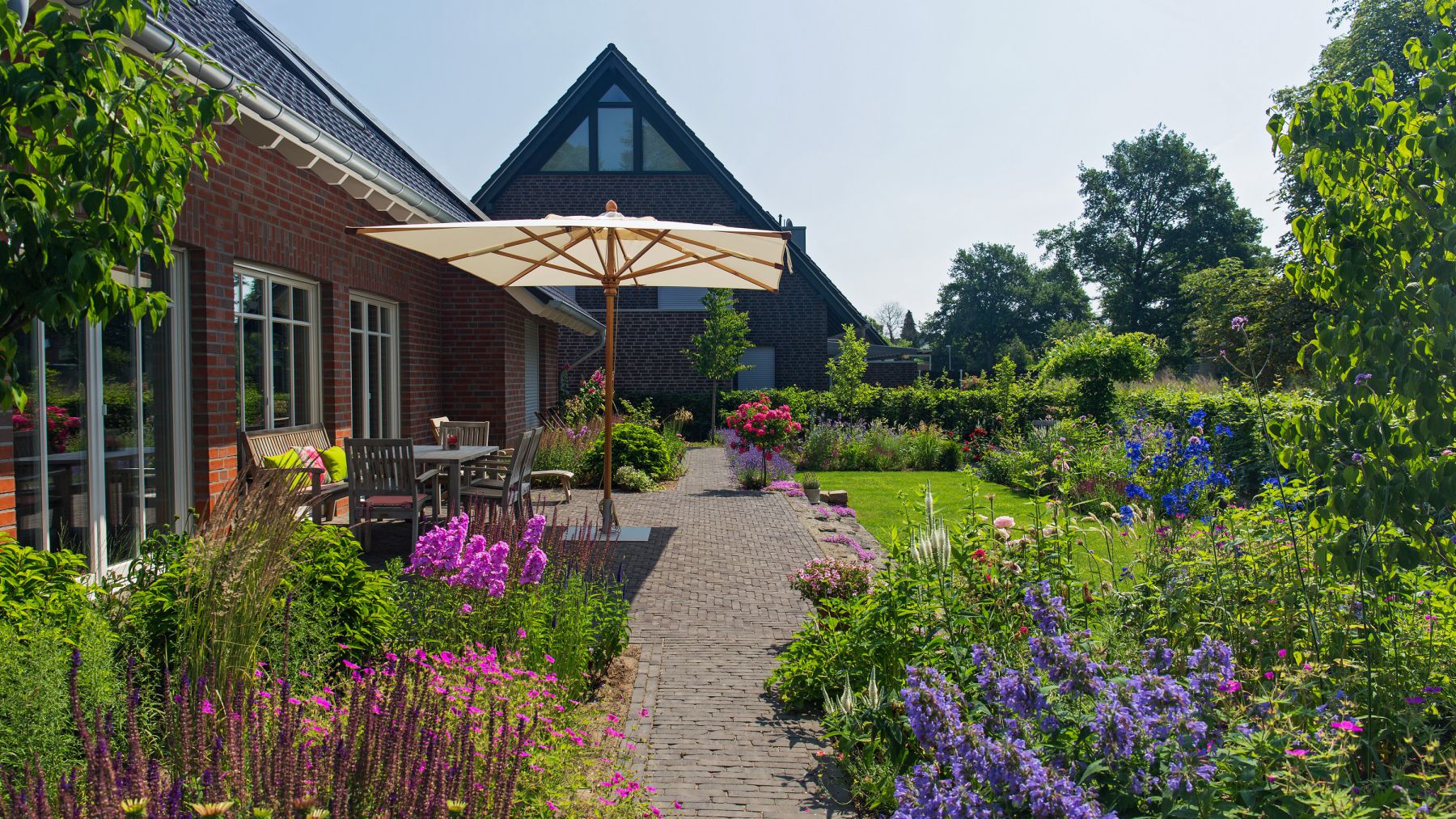 2.1 Ein Blumenmeer lädt zum Verweilen ein - Familiengarten in Bocholt