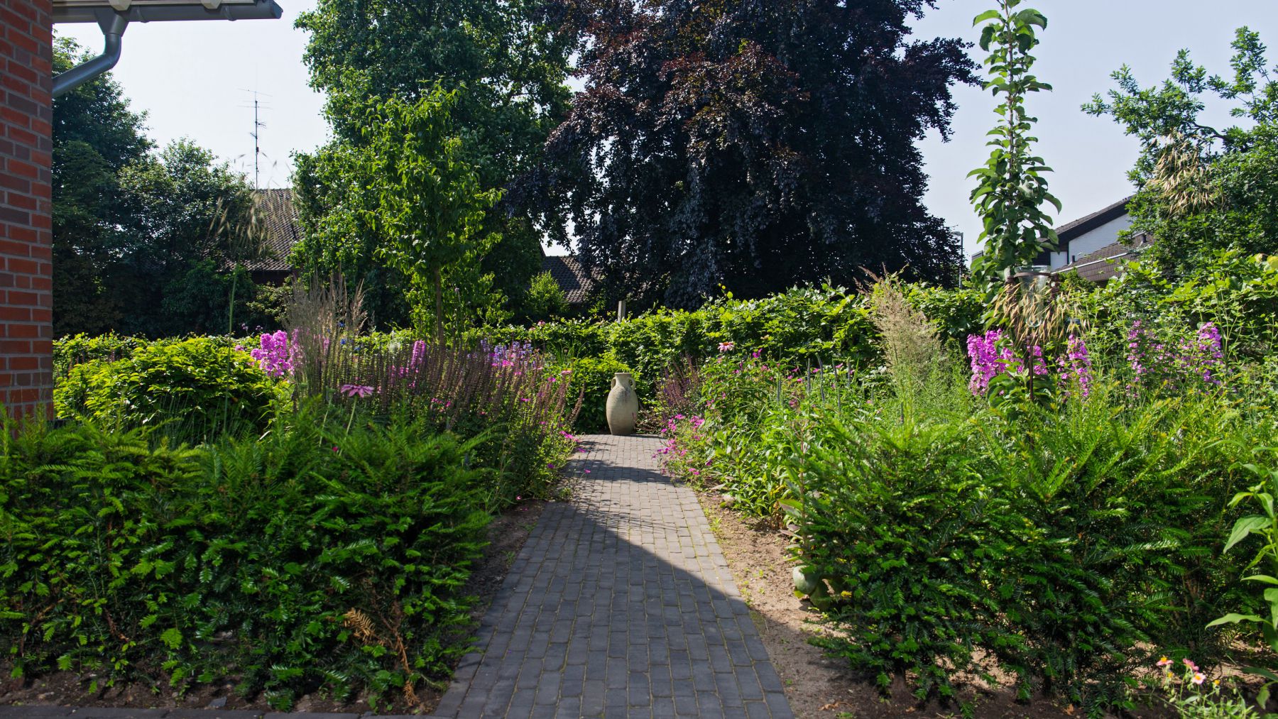 2.1 Ein Blumenmeer lädt zum Verweilen ein - Familiengarten in Bocholt