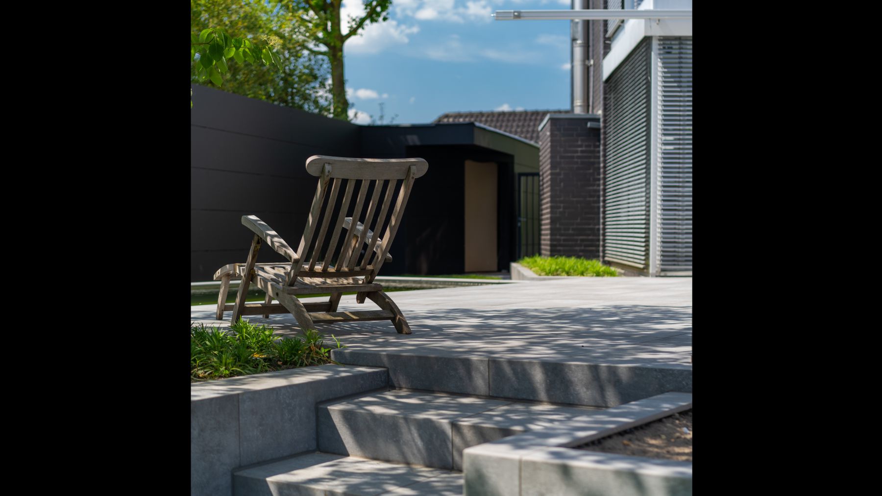 1.7 Lebendiges Grün und elegantes Grau - Designgarten mit Pool in Rhede