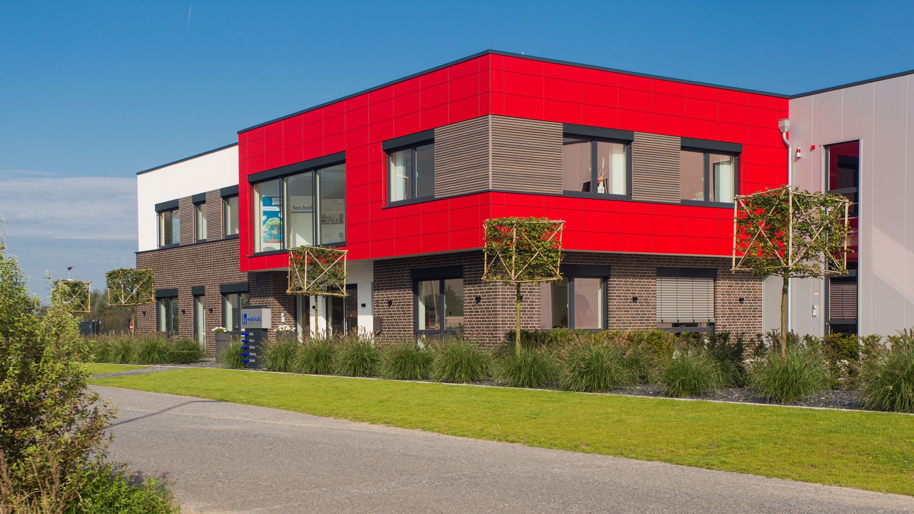 3.3 Form und Rythmus - stilvoller Rahmen für ein Firmengebäude in Bocholt