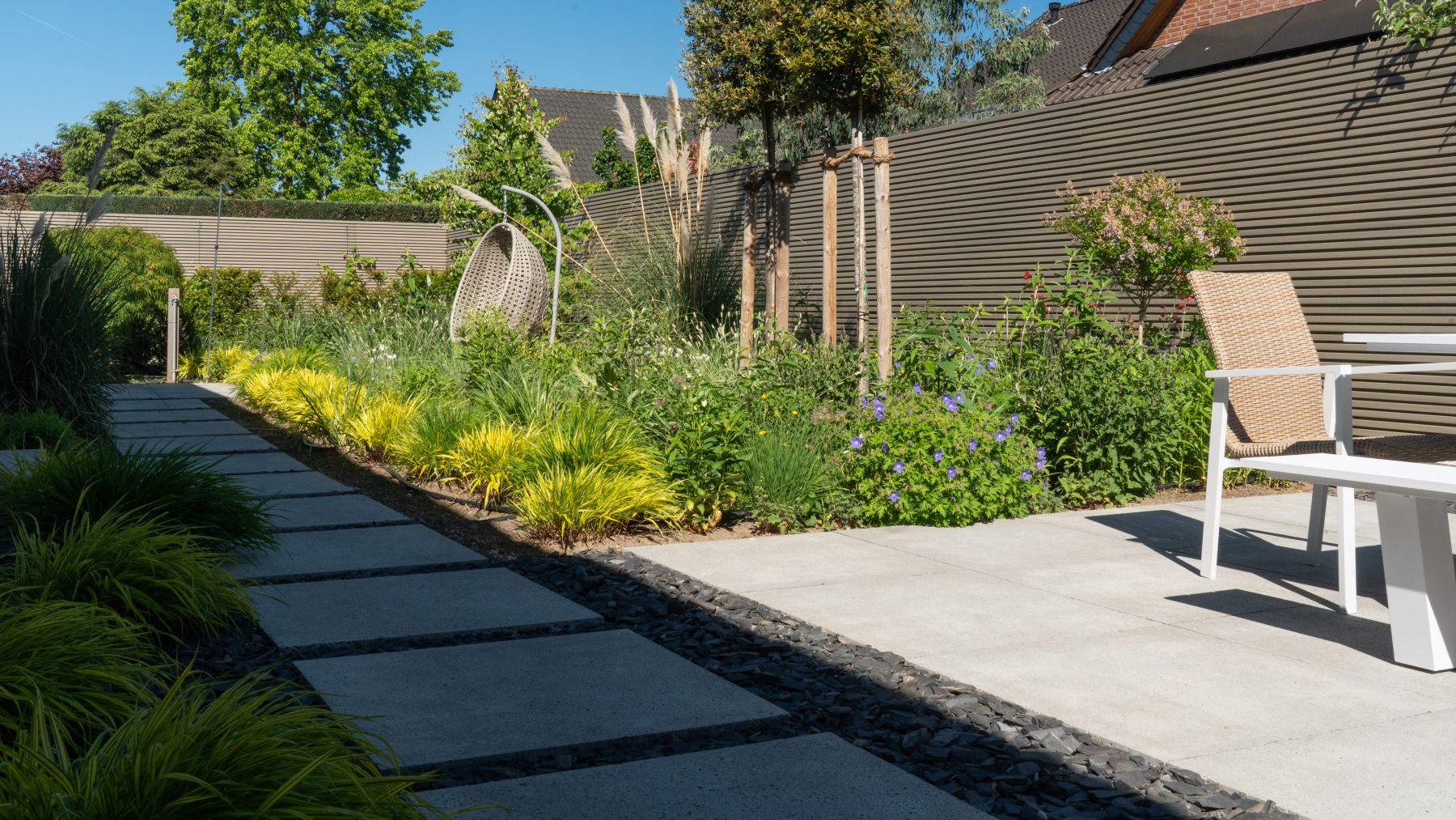 9.1 Zeitgemäßes Wohnen – moderner Garten mit Teich und lebendiger Atmosphäre in Bocholt