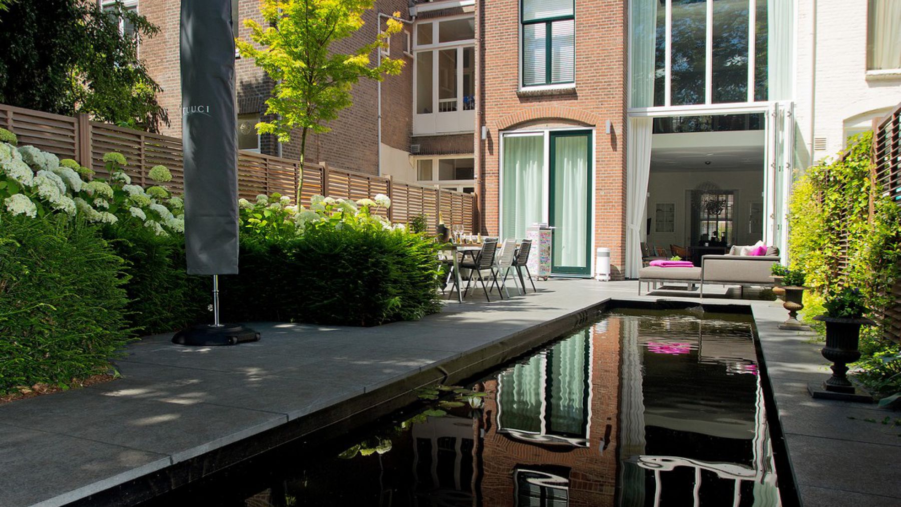 1.17 Klein aber fein - moderner Stadtgarten verbindet draußen und drinnen in Den Haag (NL)