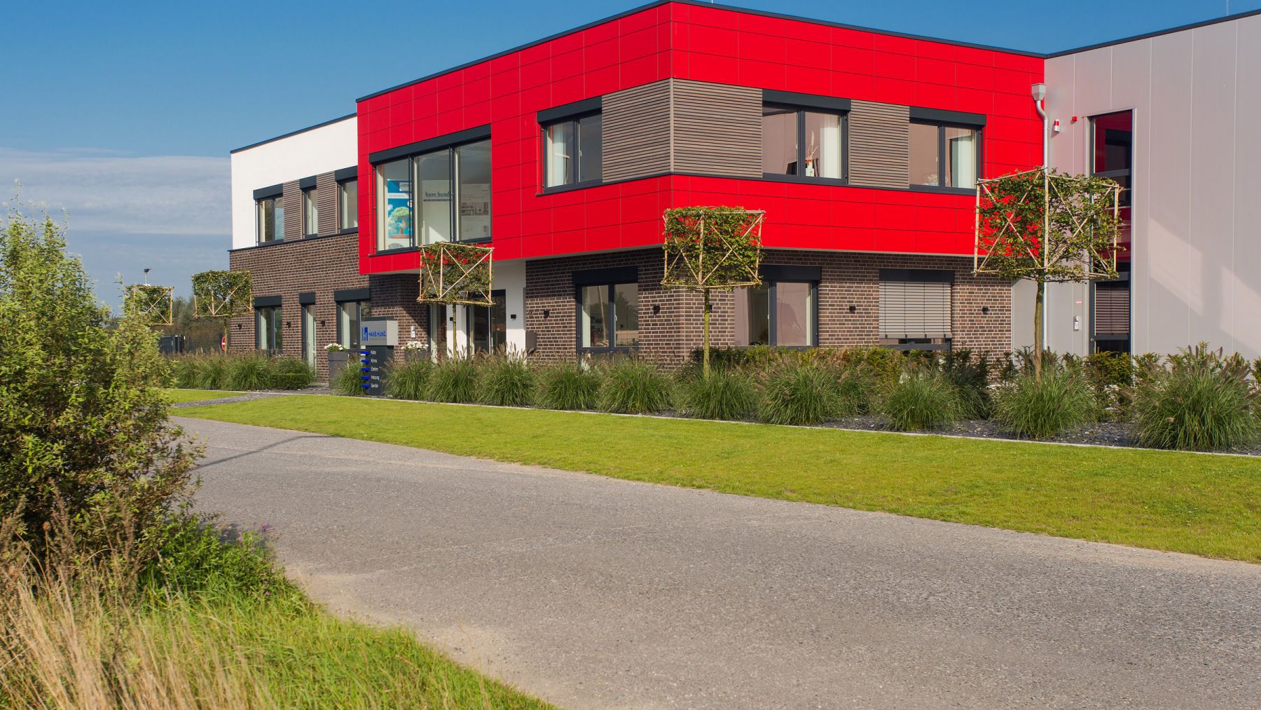 3.3 Form und Rythmus - stilvoller Rahmen für ein Firmengebäude in Bocholt