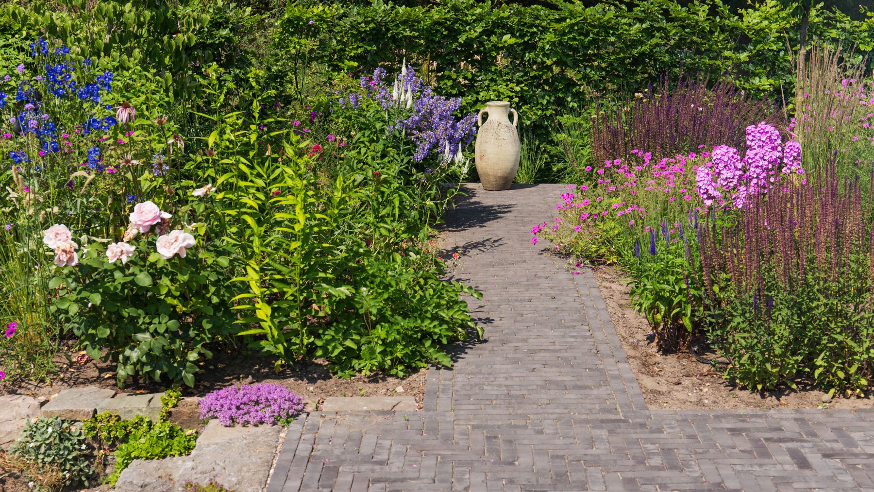 2.1 Ein Blumenmeer lädt zum Verweilen ein - Familiengarten in Bocholt