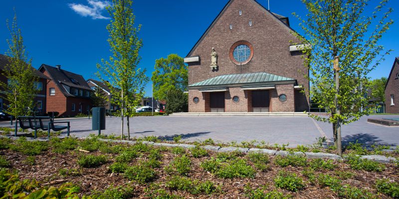 4.201 Pflasterungen und Bepflanzung rund um die St. Ludgeruskirche in Spork