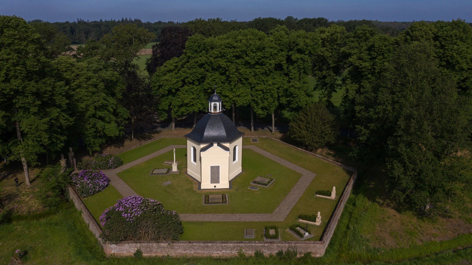 4.1 Den besonderen Ort diskret umgebend - Gartenalage der Gruftkapelle in Anholt