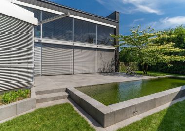 1.7 Lebendiges Grün und elegantes Grau - Designgarten mit Pool in Rhede