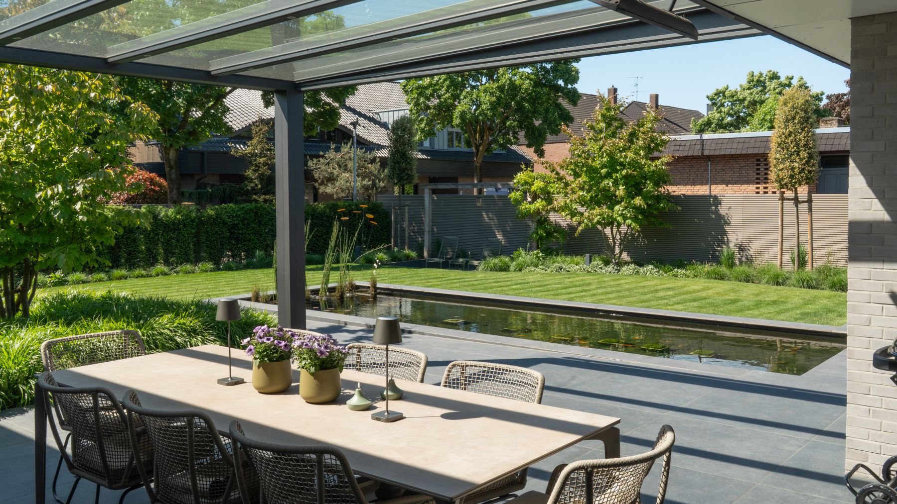 9.1 Zeitgemäßes Wohnen – moderner Garten mit Teich und lebendiger Atmosphäre in Bocholt