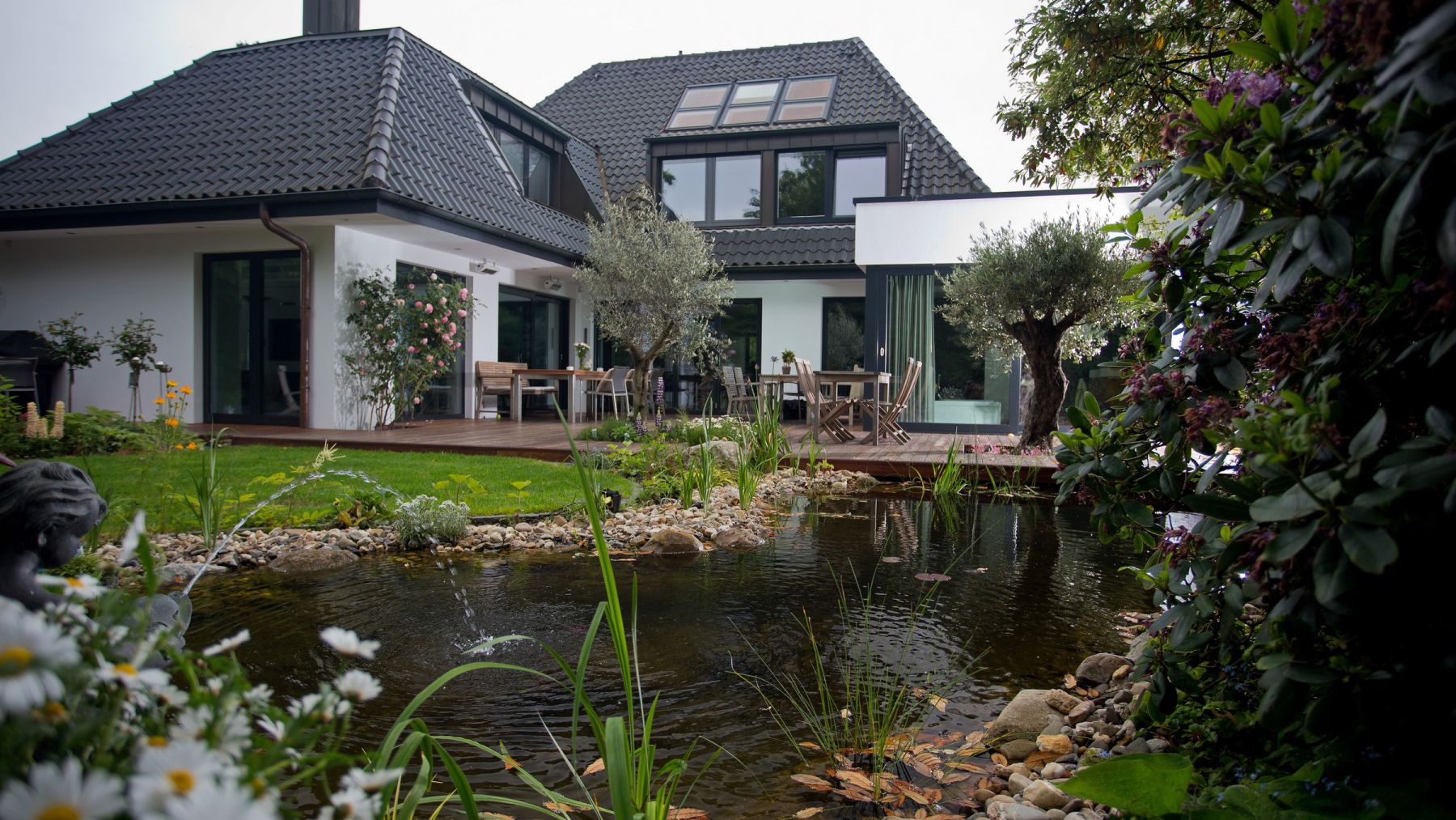 2.6 Holz und Wasser spielen die Hauptrolle im Naturgarten in Düsseldorf