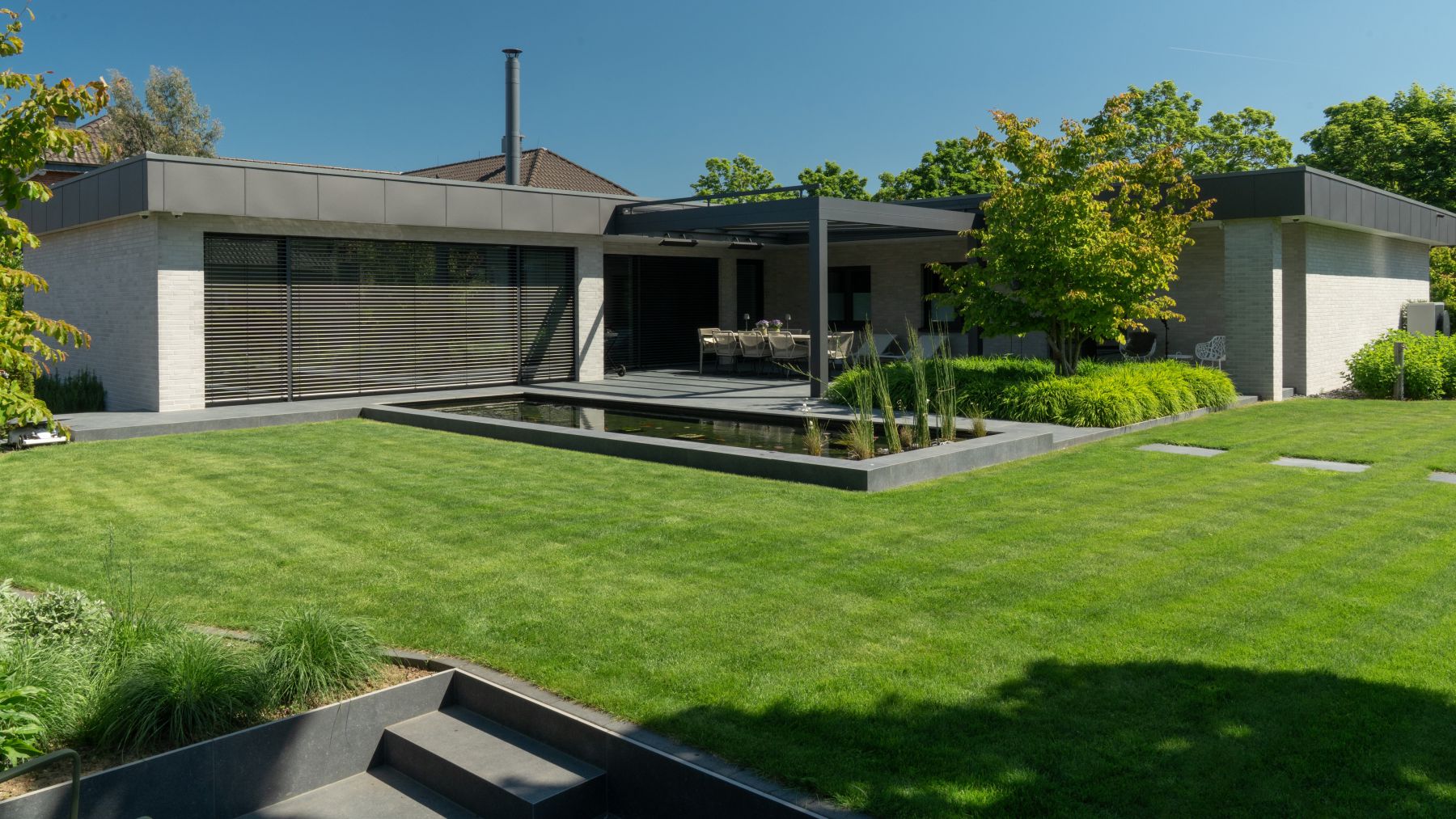 9.1 Zeitgemäßes Wohnen – moderner Garten mit Teich und lebendiger Atmosphäre in Bocholt