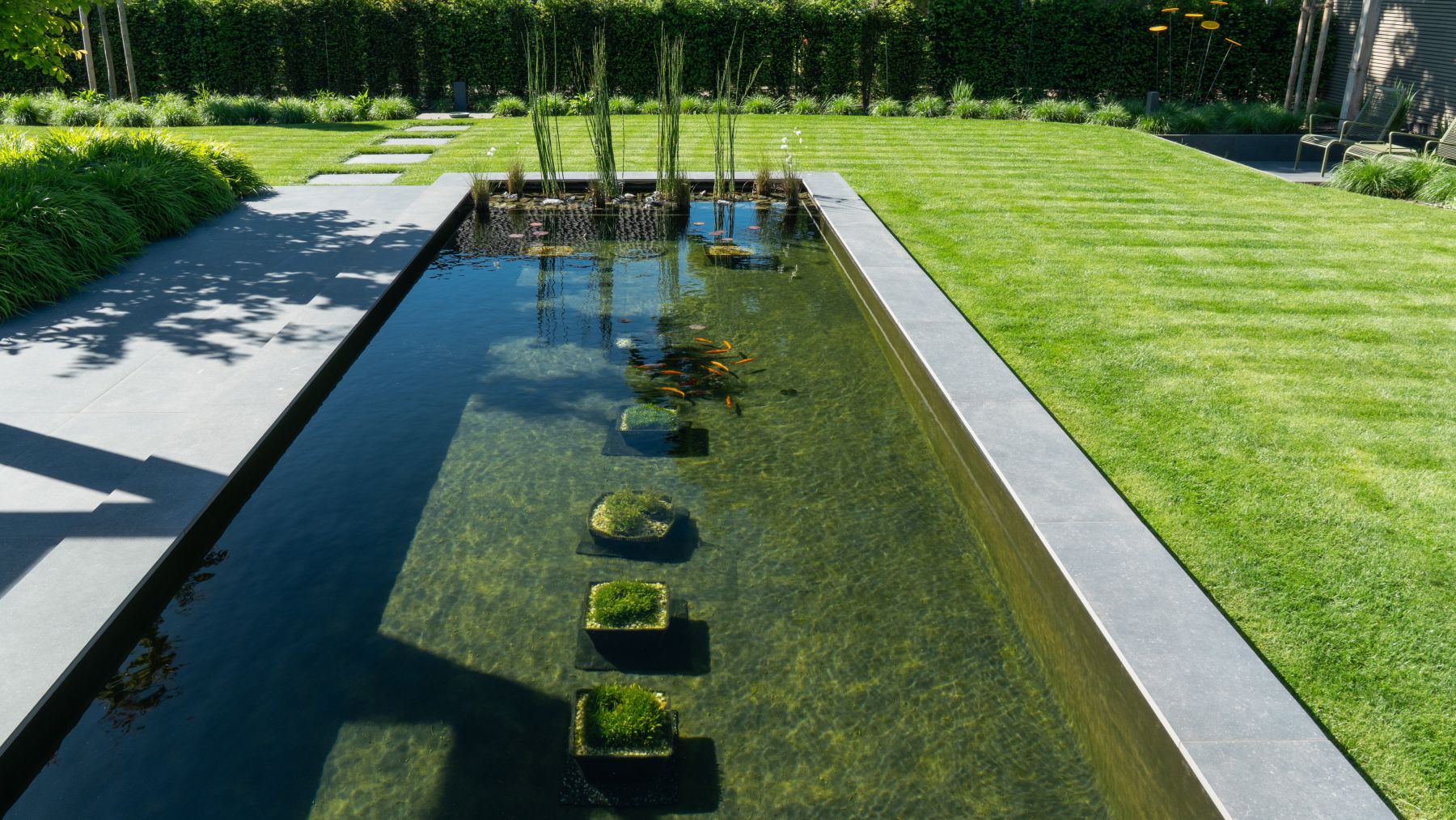 9.1 Zeitgemäßes Wohnen – moderner Garten mit Teich und lebendiger Atmosphäre in Bocholt