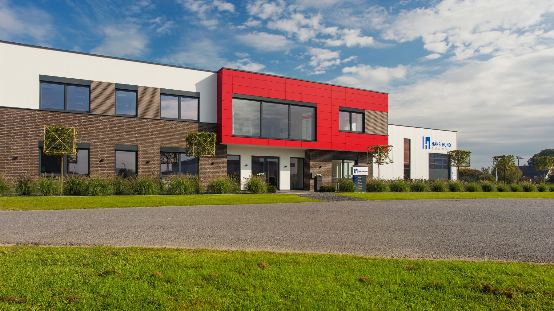 3.3 Form und Rythmus - stilvoller Rahmen für ein Firmengebäude in Bocholt