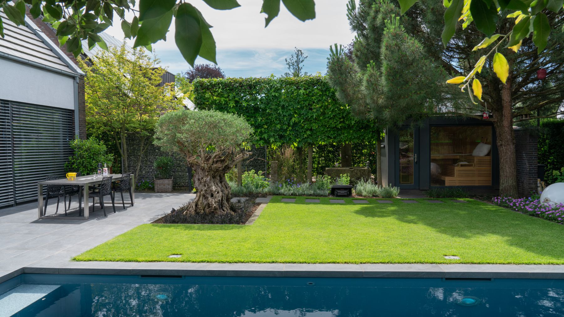 8.3 Harmonischer Garten mit Pool und Sauna für erholsame Momente in Borken