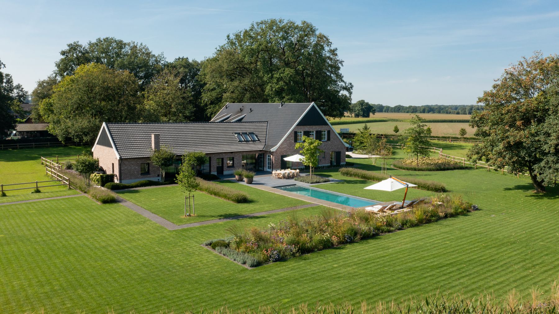 8.2 Luxuriöser Minimalismus mit Pool in der modernen Landhausidylle in Bocholt