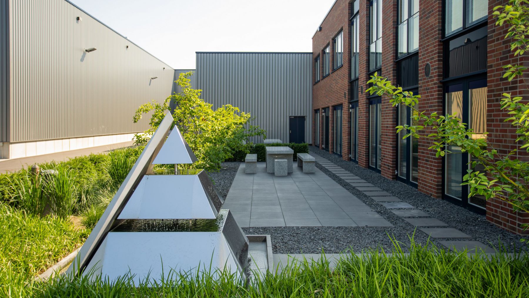 3.5 Moderner Firmengarten mit außergewöhnlichem Wasserspiel in Bocholt