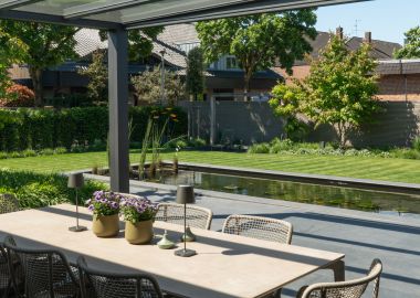 9.1 Zeitgemäßes Wohnen – moderner Garten mit Teich und lebendiger Atmosphäre in Bocholt