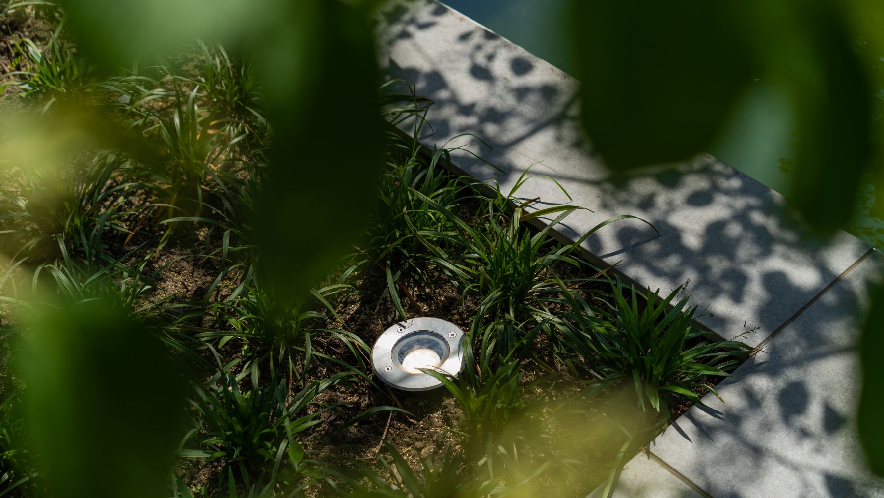 1.7 Lebendiges Grün und elegantes Grau - Designgarten mit Pool in Rhede