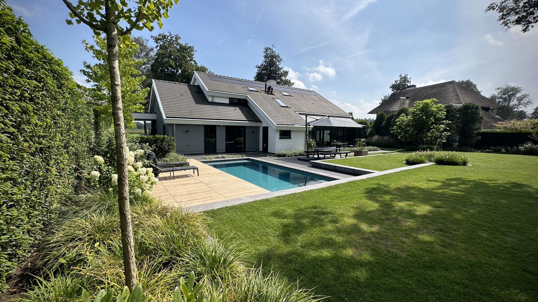 8.1 Chemiefreier Biotop Naturpool Garten mit modernen Linien in Lochem (NL)