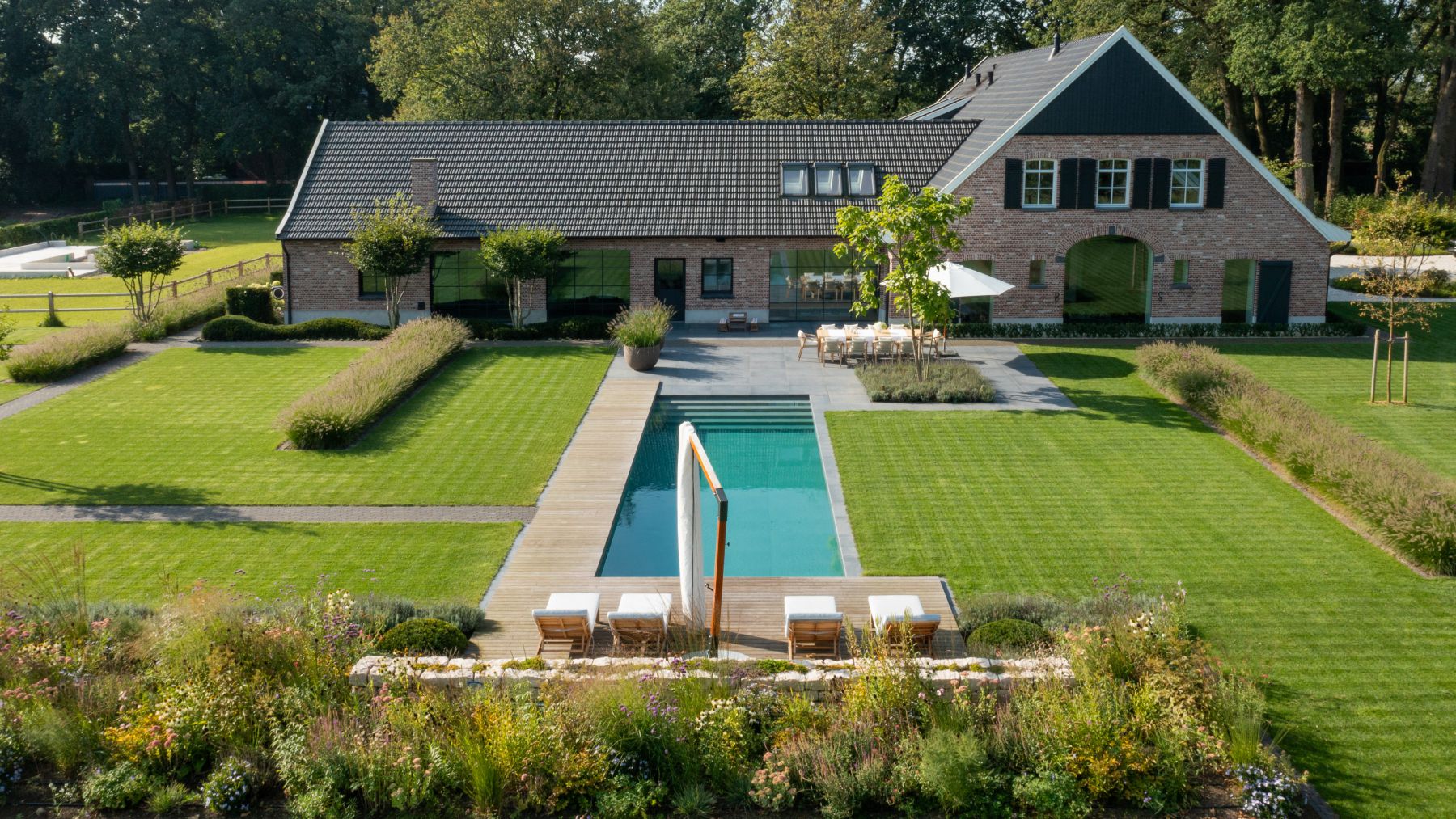 8.2 Luxuriöser Minimalismus mit Pool in der modernen Landhausidylle in Bocholt