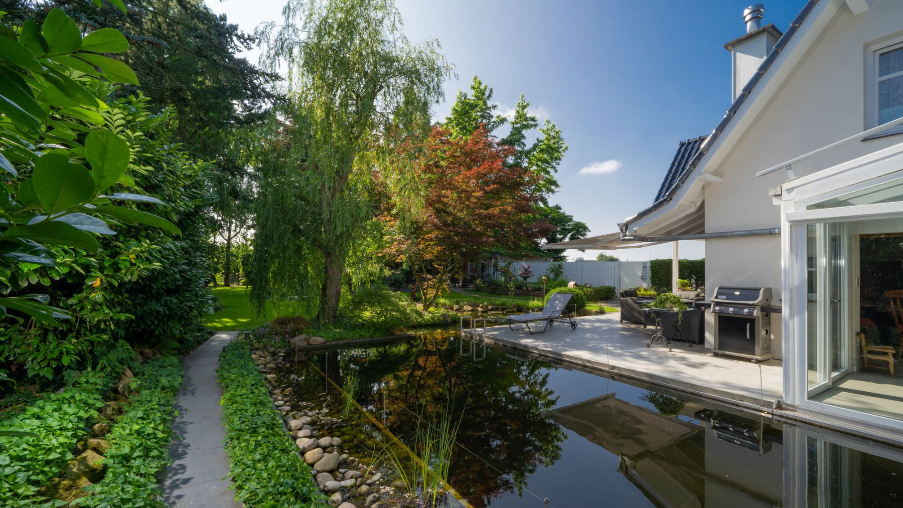 2.2 Alle Elemente in großer Geste vereint - weitläufiger Naturgarten in Bocholt