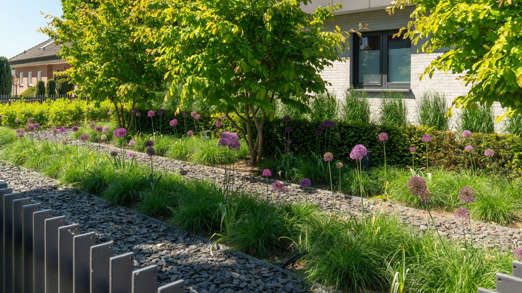 9.1 Zeitgemäßes Wohnen – moderner Garten mit Teich und lebendiger Atmosphäre in Bocholt