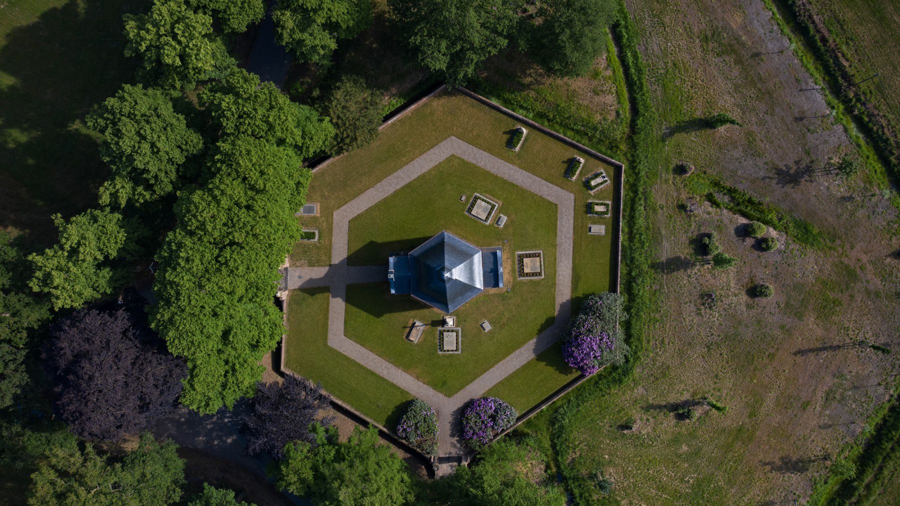 4.1 Den besonderen Ort diskret umgebend - Gartenalage der Gruftkapelle in Anholt