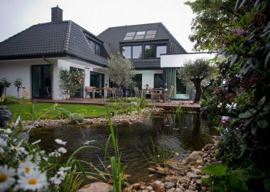 2.6 Holz und Wasser spielen die Hauptrolle im Naturgarten in Düsseldorf