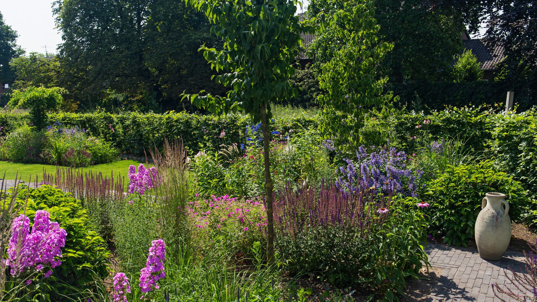 2.1 Ein Blumenmeer lädt zum Verweilen ein - Familiengarten in Bocholt