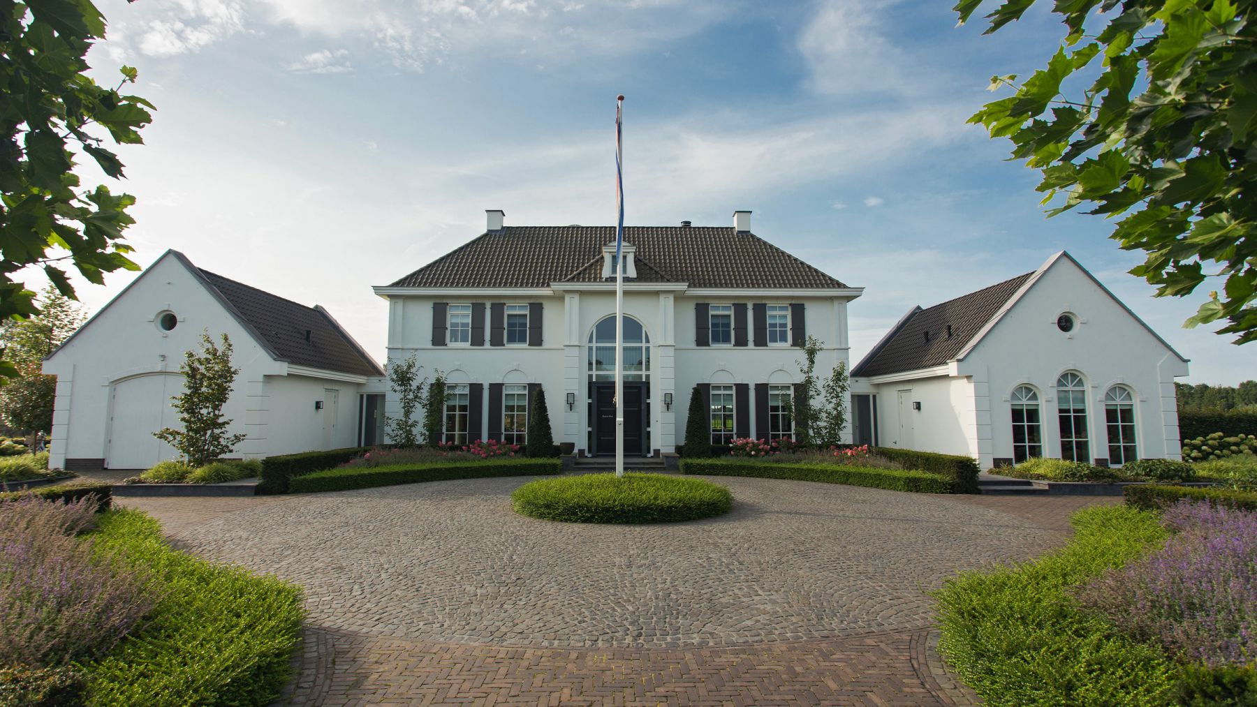 2.4 Großzügige Poolanlage in Villengarten in Doetinchem (NL)