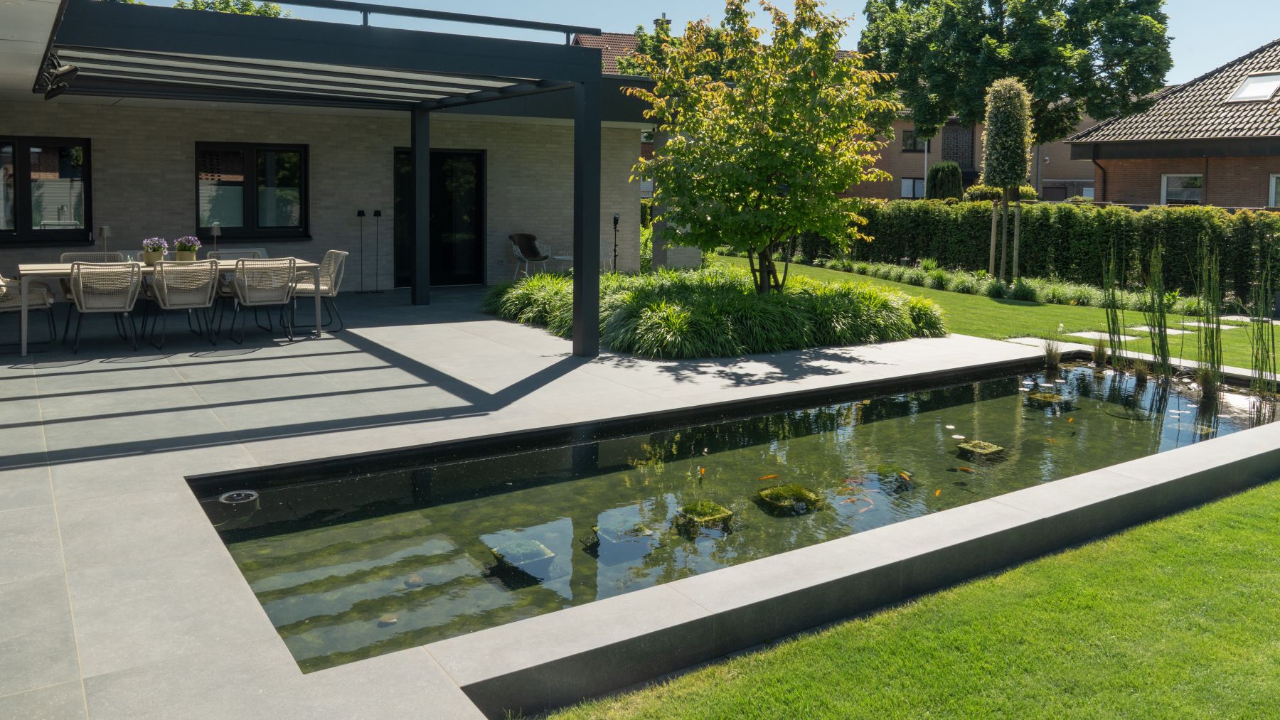 9.1 Zeitgemäßes Wohnen – moderner Garten mit Teich und lebendiger Atmosphäre in Bocholt